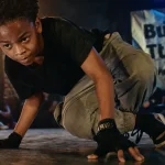 B boy junior sur scène, pose breakdance