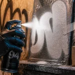 Bombes graffiti : basse pression, chrome ou 600 ml en traçage sur mur
