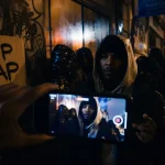 Clip rap en VHS : ruelle de nuit en France, capuches et néons