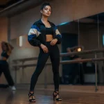 Danse hip hop femme en studio, style girly hip hop