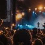 Festival rap : foule devant scène hip-hop 2025