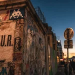 Graffiti paris à Belleville : fresque sur mur au crépuscule