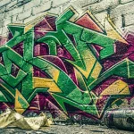 Graffiti wild wildstyle sur mur de briques, lettres entremêlées et flèches