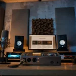 Traitement acoustique home studio : bass traps et panneaux acoustiques dans un studio